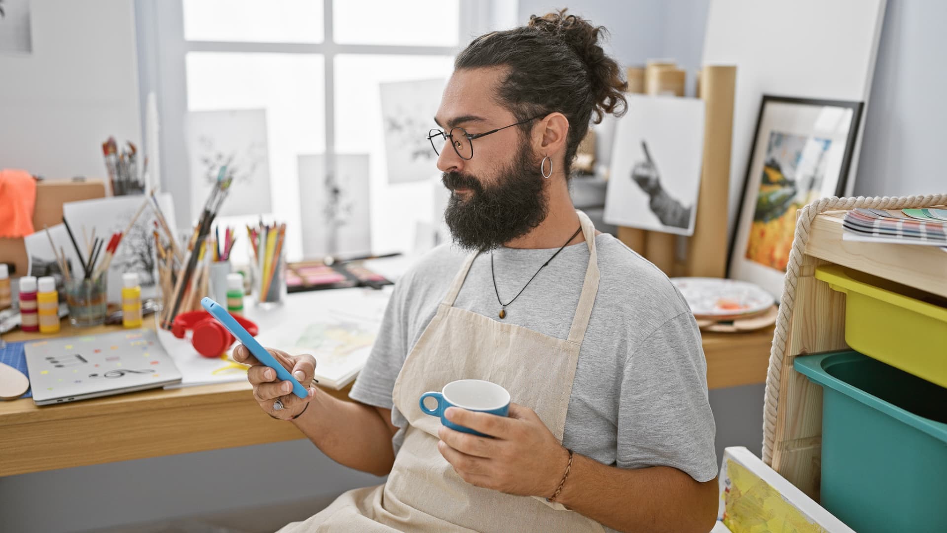 Une artiste sourit en consultant son téléphone